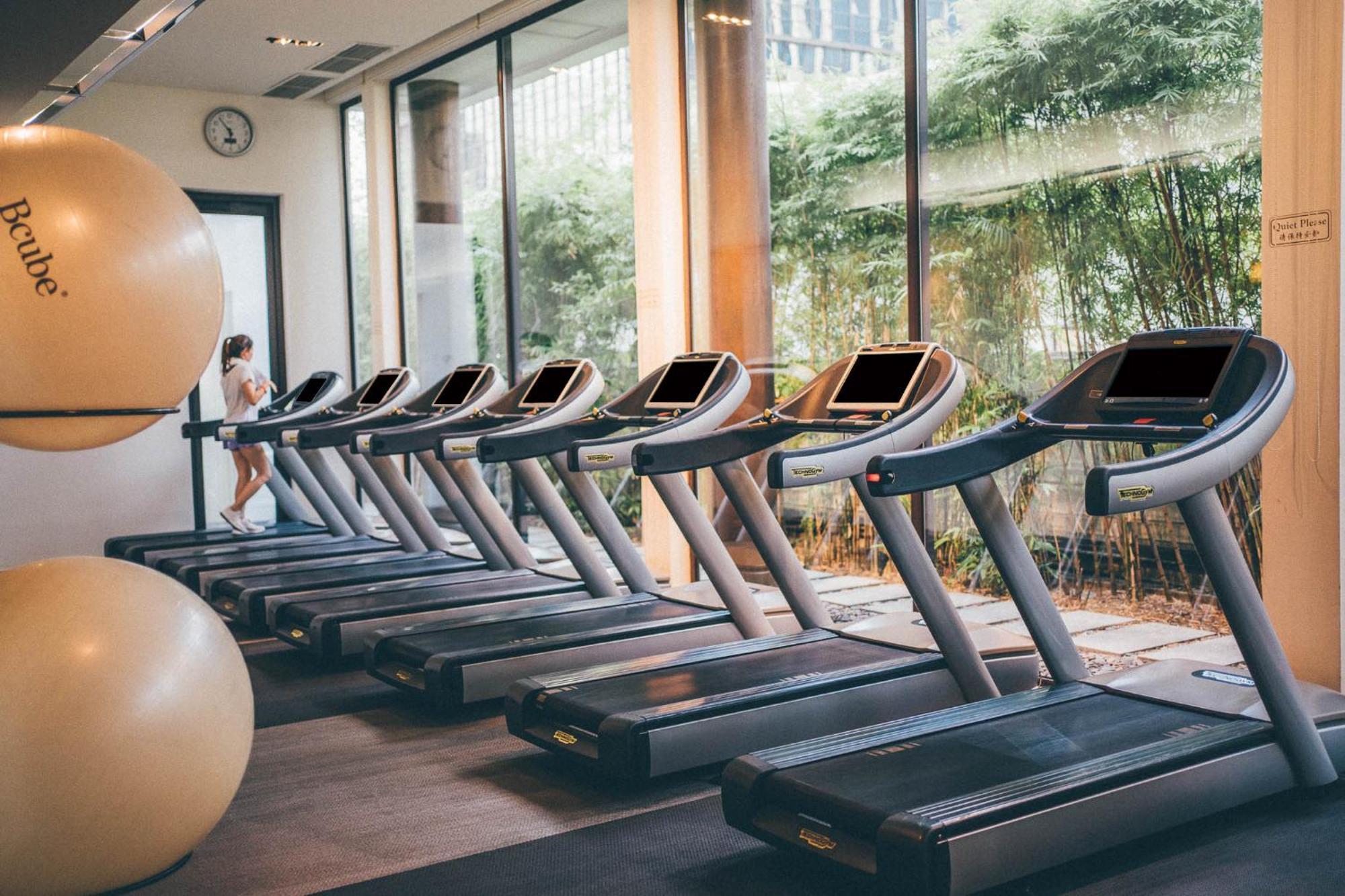 Grand Hyatt Erawan Bangkok Hotel Kültér fotó A row of treadmills