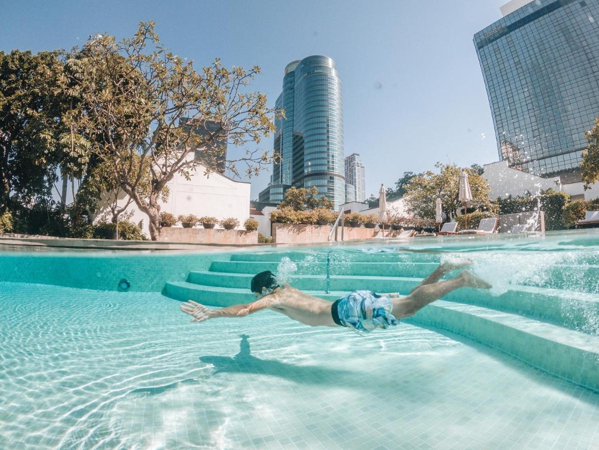Grand Hyatt Erawan Bangkok Hotel Kültér fotó The pool at the West Hollywood Edition