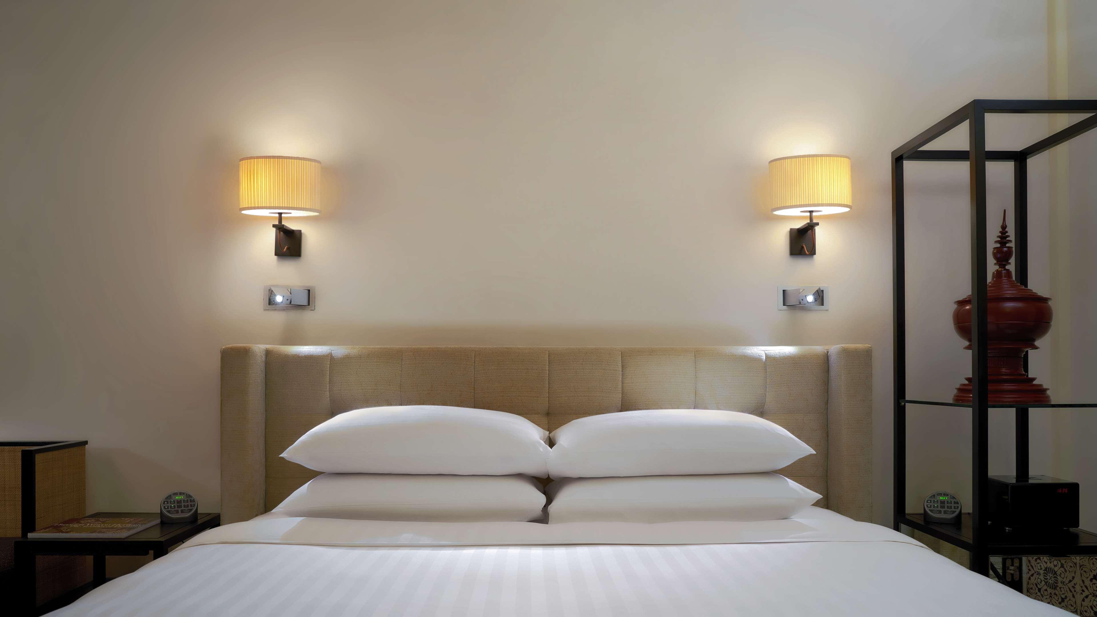 Grand Hyatt Erawan Bangkok Hotel Kültér fotó A bed with two pillows