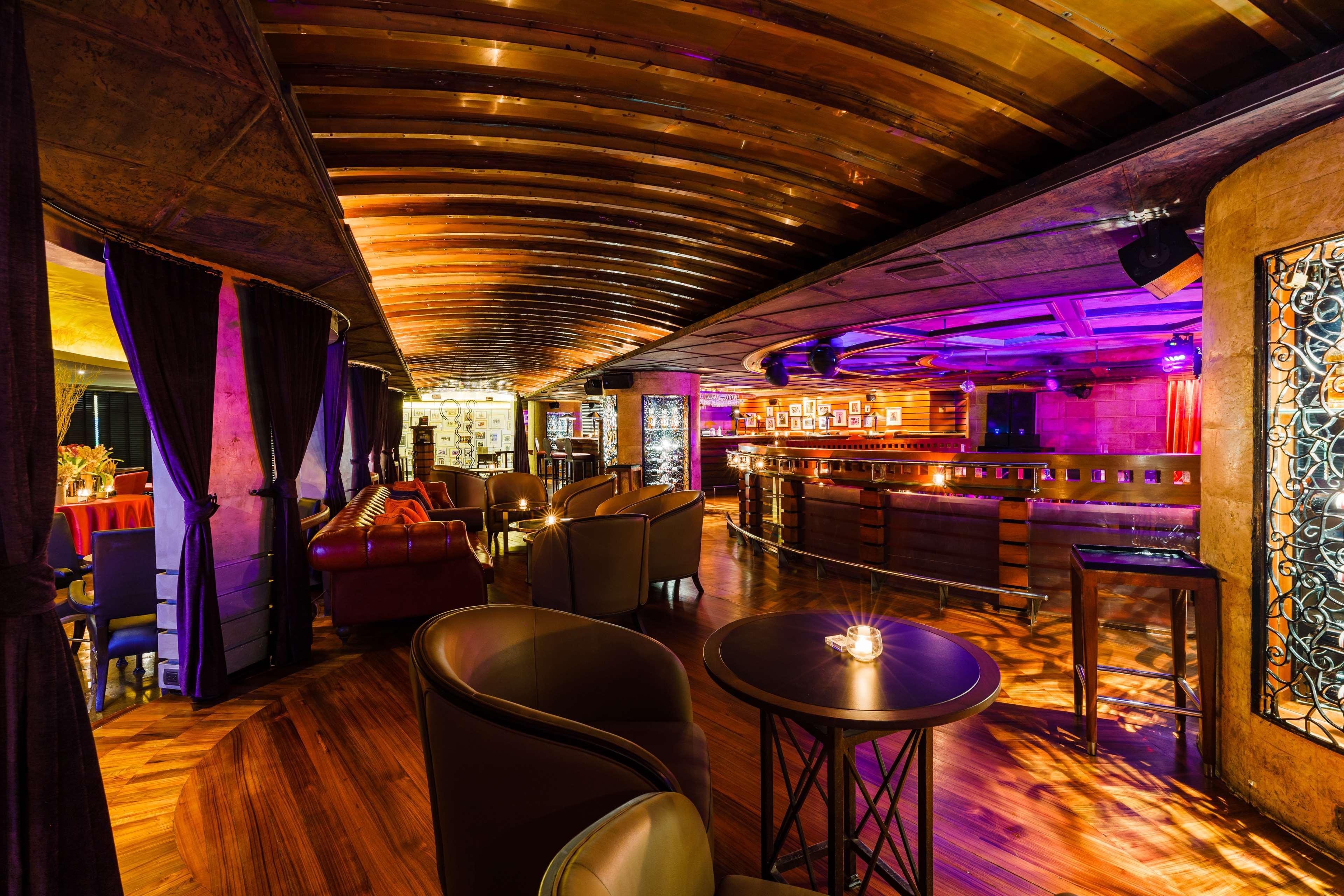 Grand Hyatt Erawan Bangkok Hotel Kültér fotó The interior of the nightclub