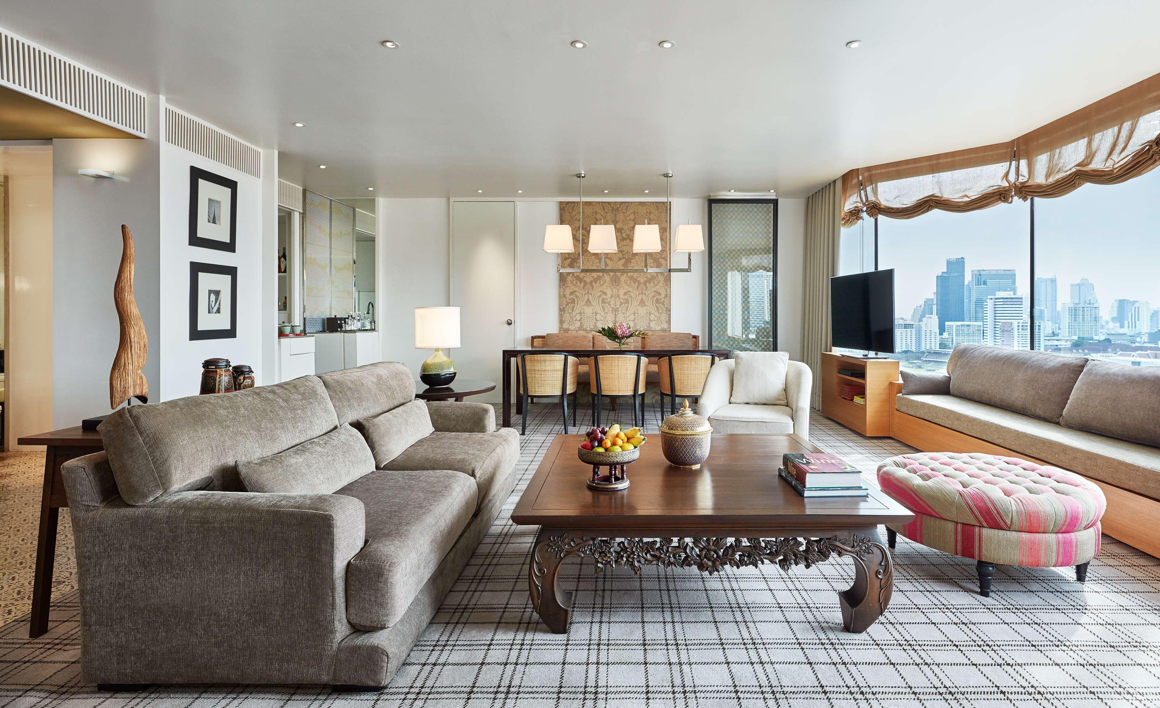 Grand Hyatt Erawan Bangkok Hotel Kültér fotó A living room in a suite at the Mandarin Oriental, Bangkok
