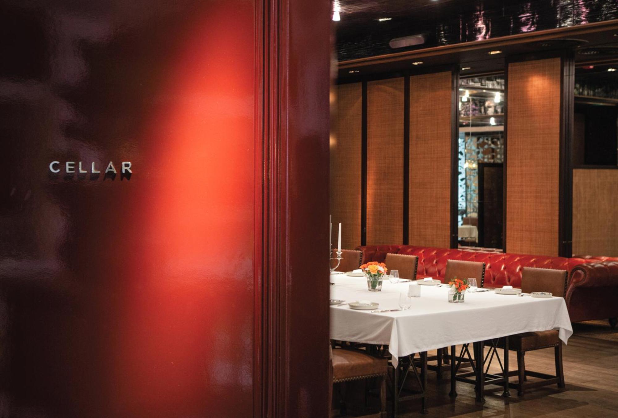 Grand Hyatt Erawan Bangkok Hotel Kültér fotó The Cellar