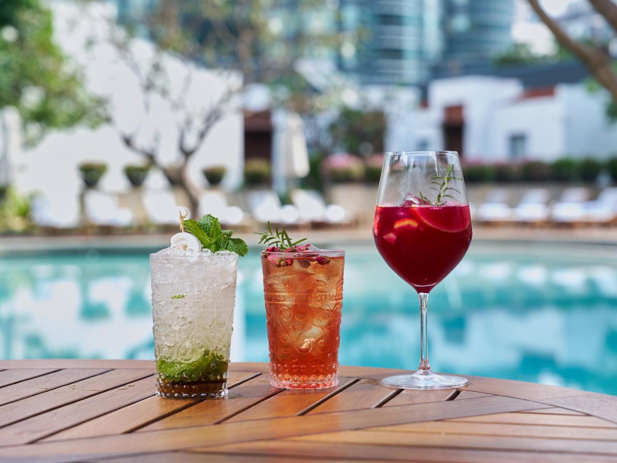 Grand Hyatt Erawan Bangkok Hotel Kültér fotó Cocktails at the pool