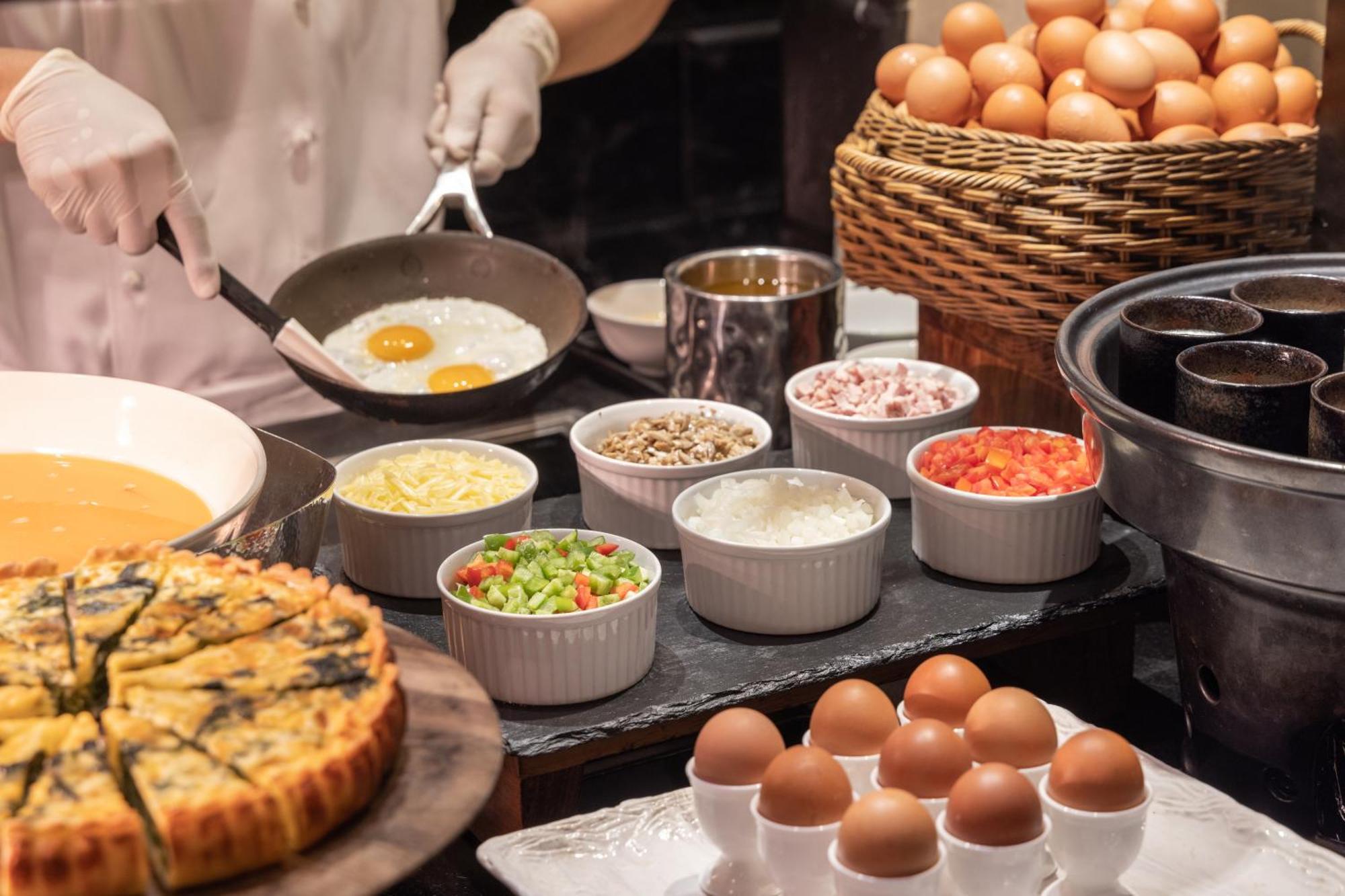 Grand Hyatt Erawan Bangkok Hotel Kültér fotó Egg station at a buffet