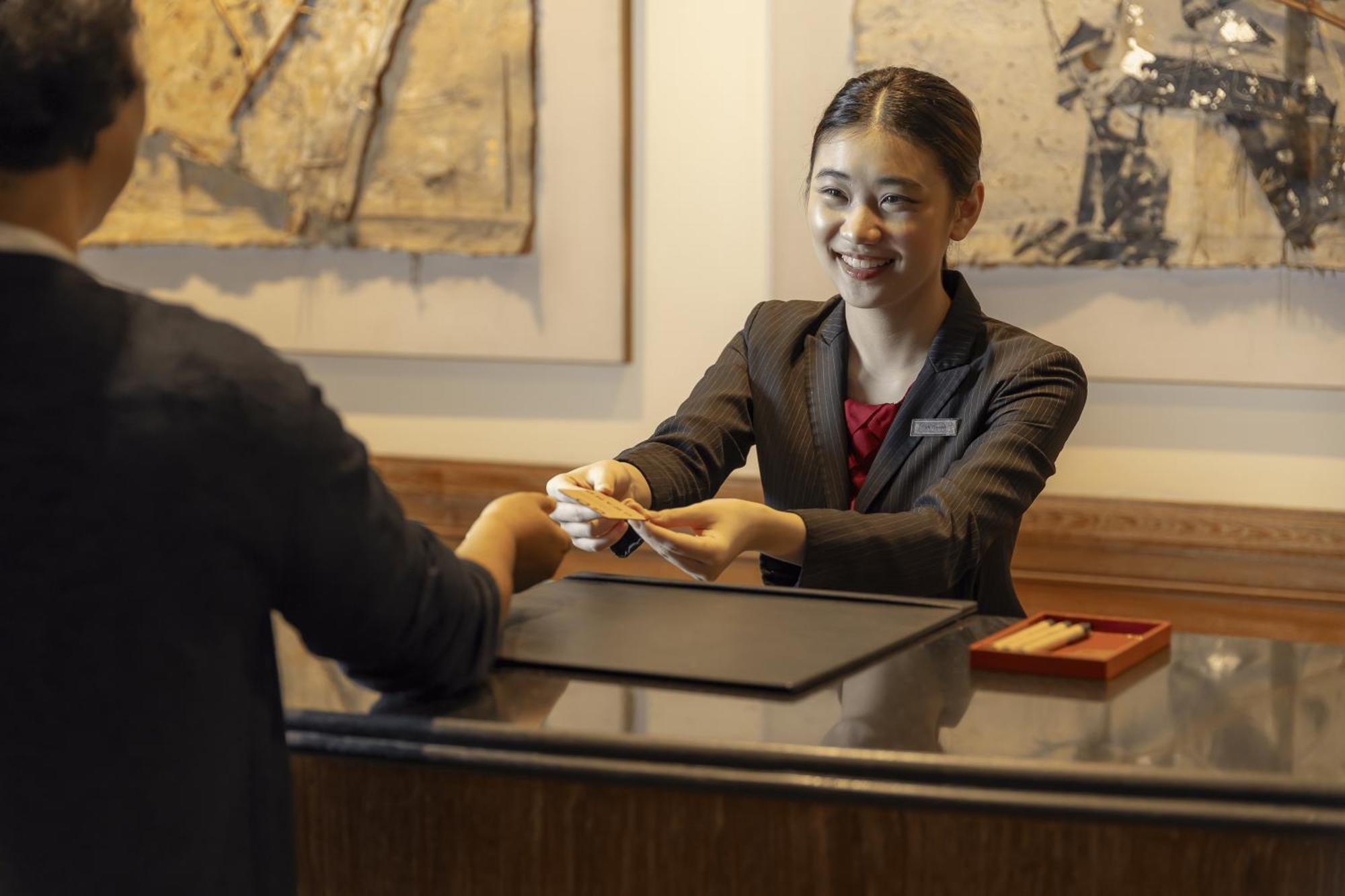 Grand Hyatt Erawan Bangkok Hotel Kültér fotó A hotel receptionist