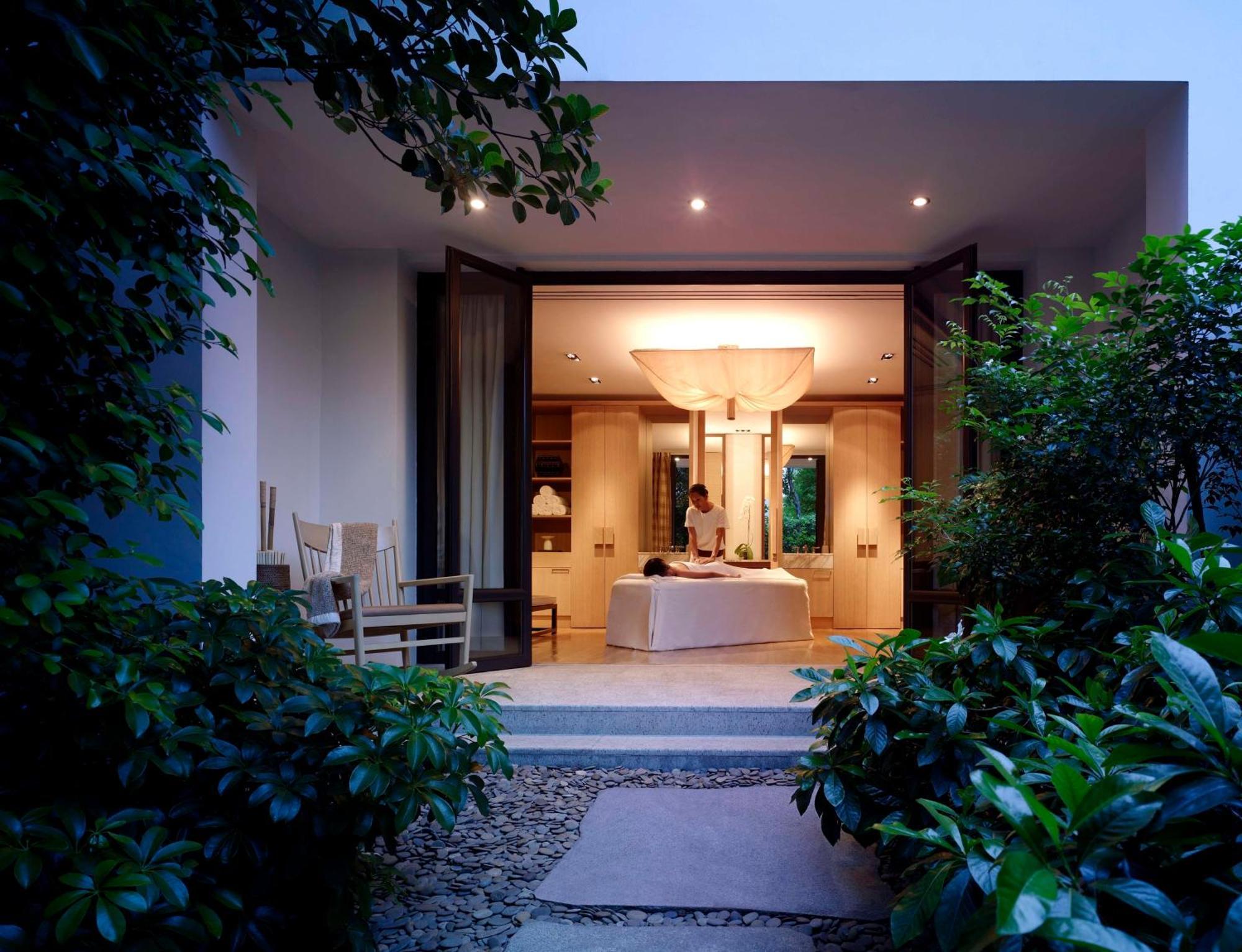 Grand Hyatt Erawan Bangkok Hotel Kültér fotó The Spa at The Standard, Bangkok
